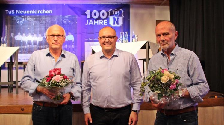 Andreas Menke (Mitte) ehrt Johannes Imwalle sowie Bernhard Plagge für ihre mehr als 50 Jahre andauernde Treue zum Verein.