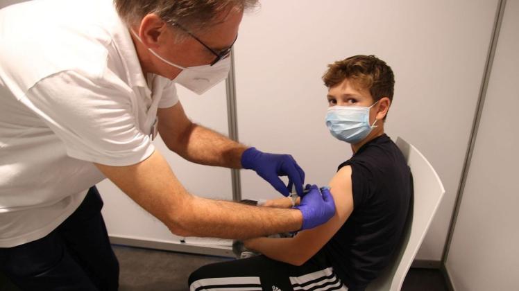 Den letzten Piks im Impfzentrum Georgsmarienhütte erhielt der 13-jährige Henri Geselbracht von Karl-Heinz Stegemann.