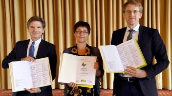Unterzeichneten 2017 den ersten Jamaika-Koalitionsvertrag in Schleswig-Holstein: Heiner Garg (FDP), Monika Heinold (Grüne) und Daniel Günther (CDU, v. l.).