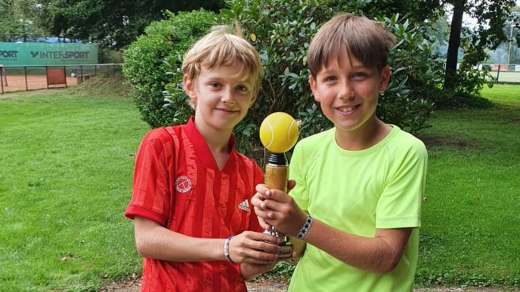 Gewannen den Weser-Ems-Pokal: Lasse Kubica (links) und Jonte Mysegaes, Tennis-Talente von Blau-Weiß Delmenhorst. Zudem zeigten sie in einem Turnier ihres Vereins starke Leistungen.