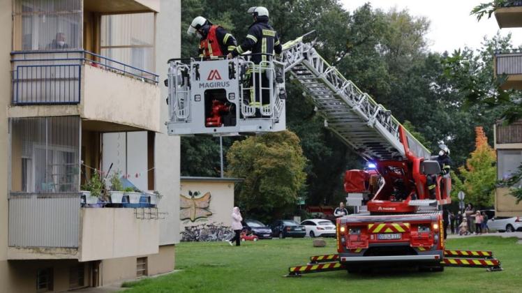 Mithilfe einer Drehleiter verschaffte sich die Feuerwehr Zutritt zum Balkon.
