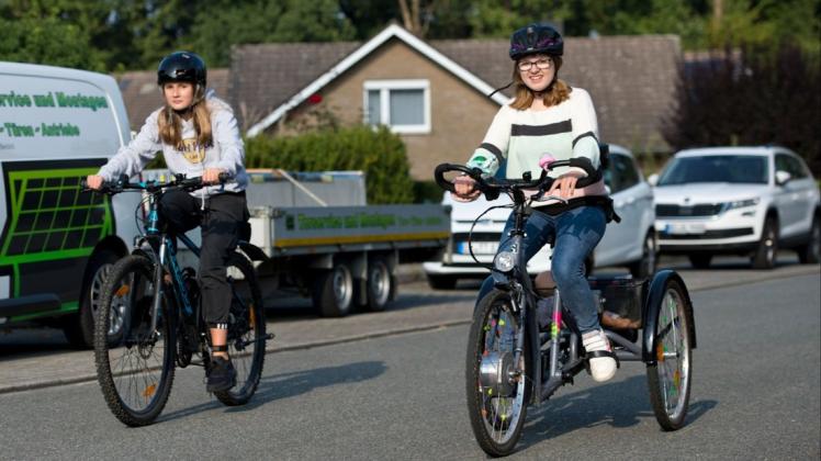 Dank eines speziellen Dreirads kann Antonia mit ihrer Schwester Katharina und dem Rest der Familie Fahrrad fahren. Doch nun soll sie das Rad wieder an die Krankenkasse zurückgeben.