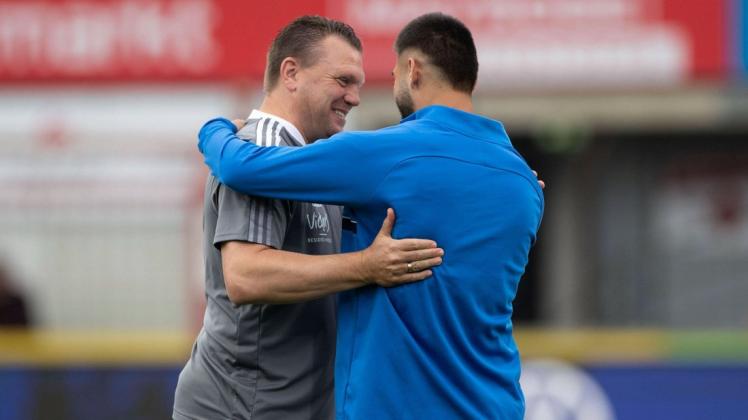 Saarbrückens Trainer Uwe Koschinat und Serhat Koruk begrüßten sich beim Aufwärmen herzlich. Foto: imago images/Kirchner-Media