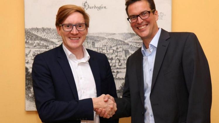Handschlag zwischen den Bürgermeister-Kandidaten Gärner (rechts) und Thießen. Der Stuhrer Justiziar setzte sich mit 80,6 Prozent der Stimmen durch.