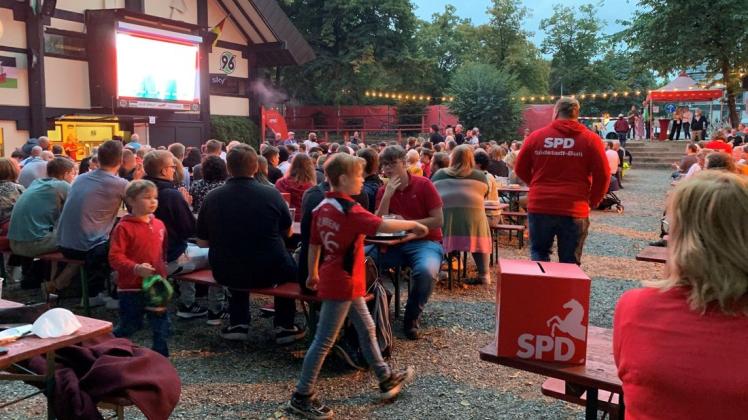 SPD-Anhänger aus der Region Hannover haben den Wahlabend in der Nordkurve verfolgt.