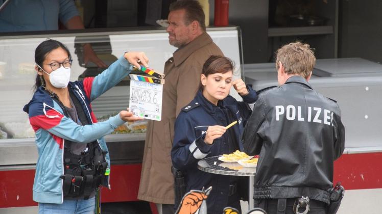 An einer Fischbude am Hafen in Weener schaut Kommissar Jan Brockhorst (Felix Vörtler) wie üblich mürrisch, während die Streifenpolizisten Süher Özlügül (Sophie Dal) und Henk Cassens (Maxim Mehmet) sich Pommes frites schmecken lassen.