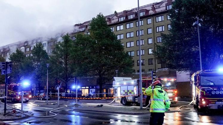 Rettungskräfte eilen zu einem Wohnhaus in Göteborg, wo sich eine Explosion ereignet hat.