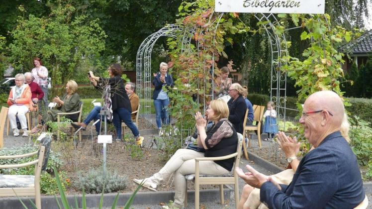 Die Gäste der offiziellen Eröffnung zeigten sich begeistert vom Bibelgarten in Lünne.