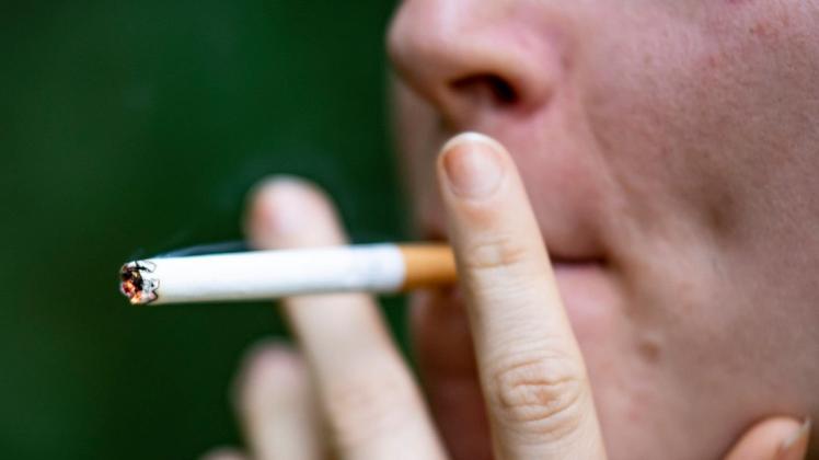 Forschende sehen einen Zusammenhang bei Rauchern und einem höheren Risiko für schwere Covid-Verläufe.