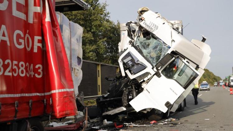 Ein Lkw-Fahrer ist am Dienstagnachmittag auf der A1 bei Osnabrück in den Auflieger eines weiteren Lkw gekracht.