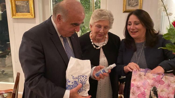 Der maltesische Präsident Dr. George Vella und seine Frau Miriam nehmen das Bad Essener Urmeersalz, das Josanne Mifsud Pikutzki zusammen mit weiteren Bad Essener Spezialitäten überreicht hat, in Augenschein.