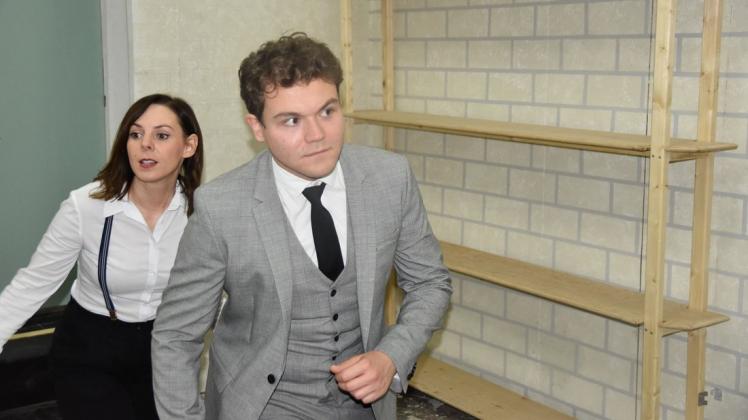 Niklas Müller und Gesa Schierenstedt spielen im Stück "Twee as Bonnie un Clyde" zwei Ganoven. Niklas Müller und Gesa Schierenstedt spielen im Stück "Twee as Bonnie un Clyde" zwei Ganoven.