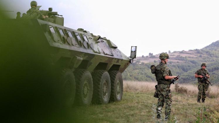 Serbische Soldaten unweit von Rudnica: Eskaliert die Lage im Grenzgebiet zwischen Serbien und dem Kosovo?