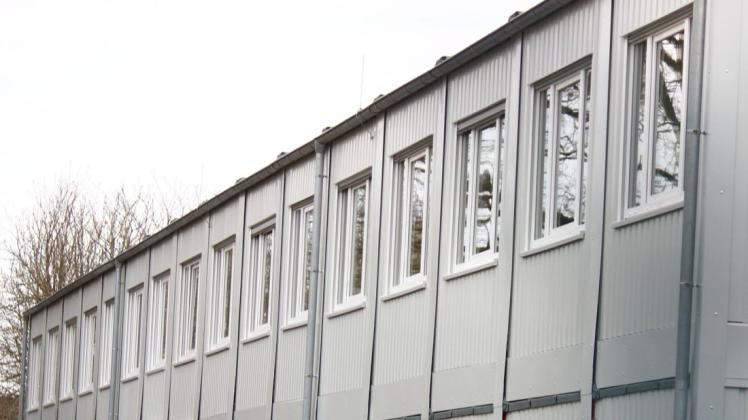 Die Stadt plant an vier Grundschulen neue Containerbauten (im Bild das Containergebäude an der Oberschule Süd).
