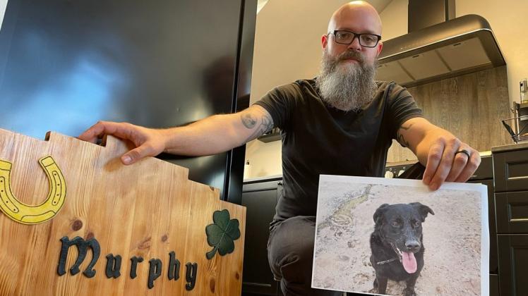 Chris Hackmann zeigt ein Foto seines verstorbenen Australian Shepherd-Labradors Murphy.