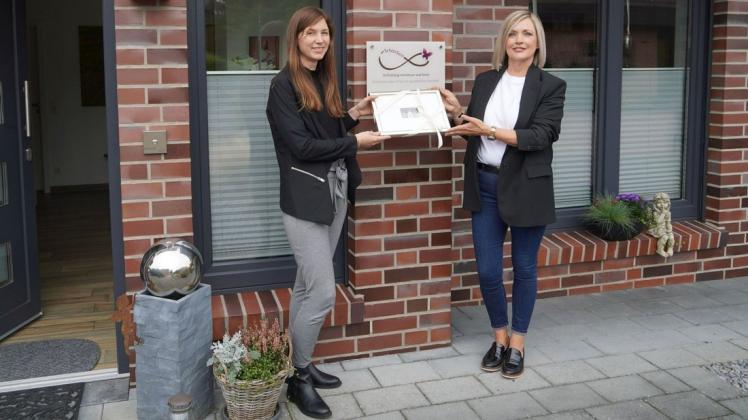 Lara Bemboom (links) gratulierte Silvia Leitz zur Neueröffnung ihres Studios in Lingen.