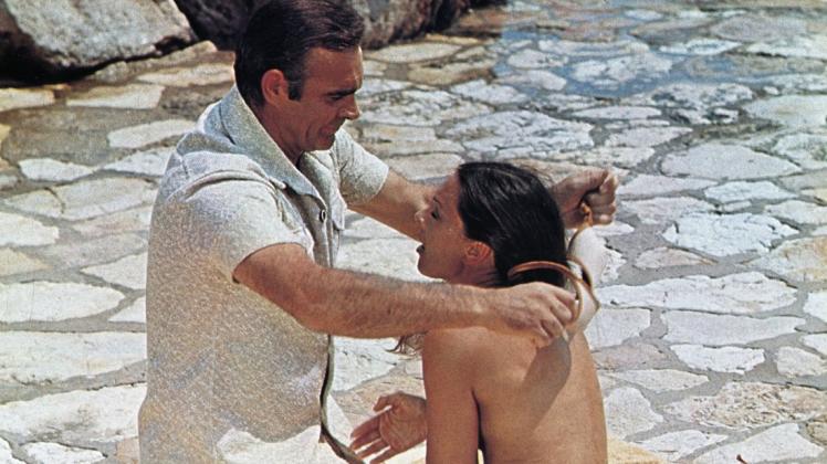 Gewalt gegen Frauen wird in frühen 007-Filmen (hier mit Darsteller Sean Connery in "Diamantenfieber", 1971) völlig unkritisch gezeigt.