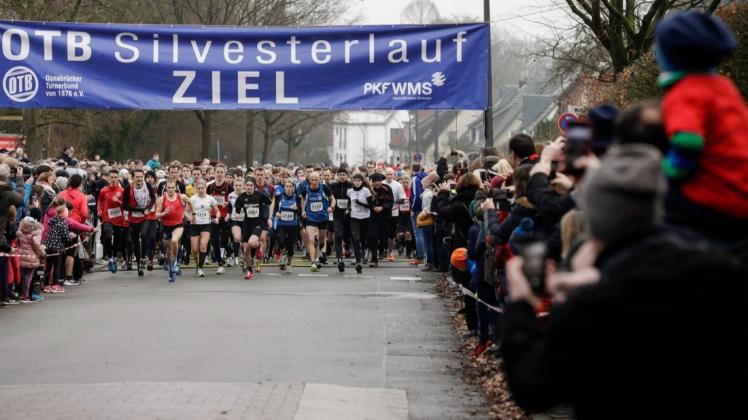 Volles Haus beim Osnabrücker Turnerbund: So sah es 2019 beim Start des Silvesterlaufs über 5,6 Kilometer aus. Die Veranstaltung soll 2021 wieder aufleben, wird coronabedingt aber nur mit Einschränkungen möglich sein (Archivbild).