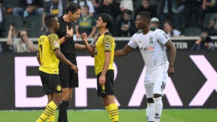 Platzverweis für Mahmoud Dahoud (2. v. r., Borussia Dortmund) durch Schiedsrichter Deniz Aytekin (2. v. l.) im Derby gegen Borussia Mönchengladbach.