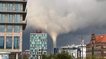 Leser Maurice Gauger konnte den Tornado über Kiel fotografieren.