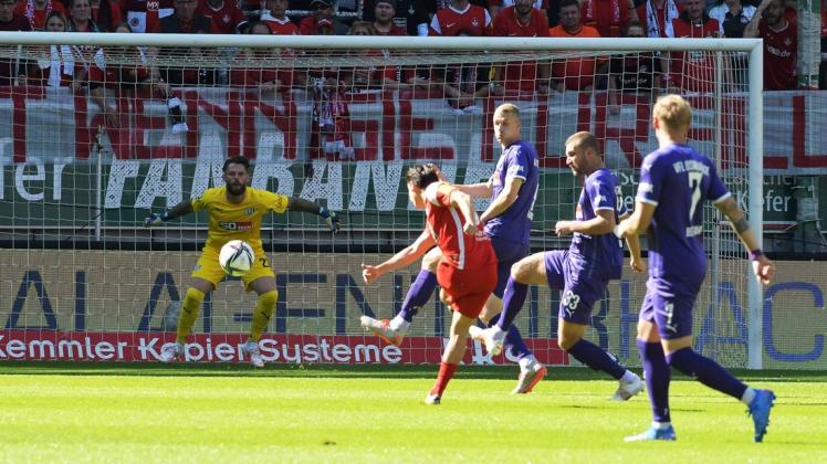 Bezeichnende Spieleröffnung: Nicolas Sessa schließt ab, Osnabrück läuft hinterher. Foto: imago/Wolfstone