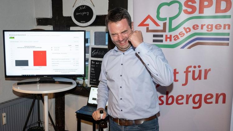 Geschafft: Adrian Schäfer mit Siegerpose vor dem Monitor, der seinen Wahlsieg zeigt.