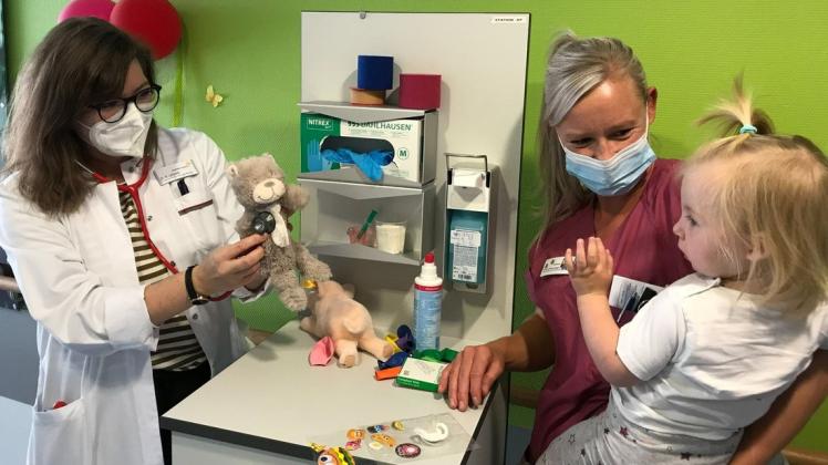 Die 15 Monate alte Valeria kam zusammen mit Gesundheits- und Kinderkrankenpflegerin Beate Lautenschlager zur mobilen Teddy-Visite von Chefärztin Dr. Ruth Lehbrink.
