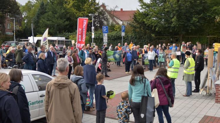 Rund 100 Teilnehmer waren bei der Fridays for Future Kundgebung auf dem Marktplatz in Ganderkesee.