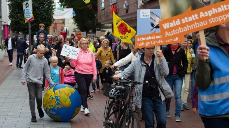 Vom Bahnhof zum Marktplatz in Lingen liefen die Teilnehmer des Klimastreiks.