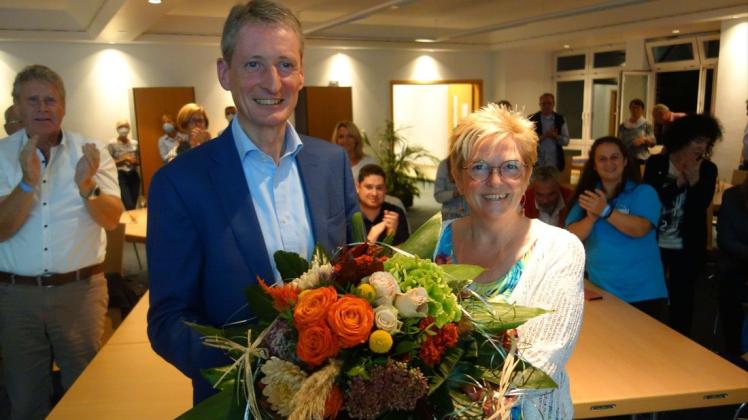 Ralf Wessel (CDU) wird neuer Bürgermeister in Ganderkesee. Es gratuliert Vorgängerin Alice Gerken.
