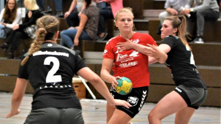 Lisa-Marie Hillmer (am Ball) erwartet mit der HSG Hude/Falkenburg in der Handball-Oberliga GW Mühlen.