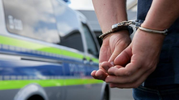 Zwei Radfahrer brutal überfallen haben soll ein 30-Jähriger in Emlichheim im September 2020. Der Verdächtige starb in Untersuchungshaft.