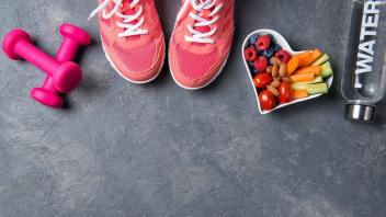 Gesunde Ernährung und ausreichend Bewegung helfen, um das Herz fit zu halten.