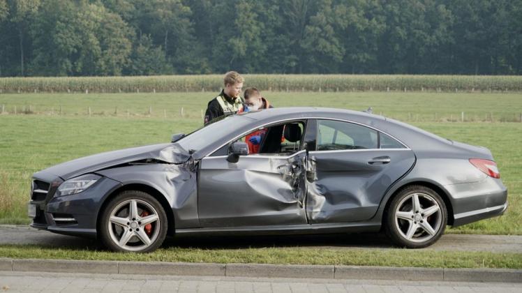 Unfall in Vehrte: Die Fahrerin des Mercedes hat einem Trecker die Vorfahrt genommen.