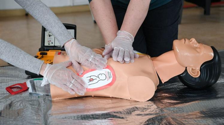 Die Herzdruckmassage mithilfe des Defibrillators rettet Leben.