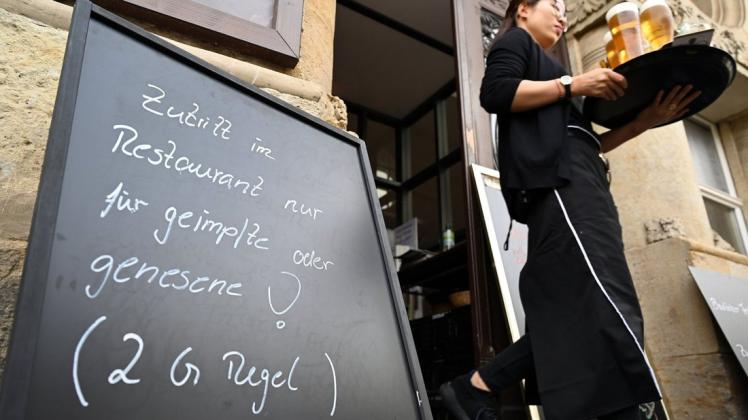 In niedersächsischen Restaurants können Gastronomen nun selbst entscheiden, ob sie die 2G- oder 3G-Regel anwenden. Und auch in anderen Bereichen winken Lockerungen. In niedersächsischen Restaurants können Gastronomen nun selbst entscheiden, ob sie die 2G- oder 3G-Regel anwenden. Und auch in anderen Bereichen winken Lockerungen.