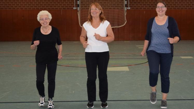 Generationenübergreifendes Aufwärmen: Marlies Feldkamp (85), Trainerin Claudia Iseringhausen und Katharina Dieckmann (33) haben Spaß in Alfhausens Gymnastikgruppe (von links).
