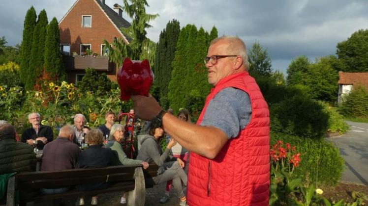 Das Spendenschwein für den guten "Hagen hilft Hagen"-Zweck ist immer dabei: Mitinitiator Ulrich Elixmann beim Grillfest der Anwohner Im Drehenbusch. Mehr als 1000 Euro sind hier am Ende zusammengekommen.