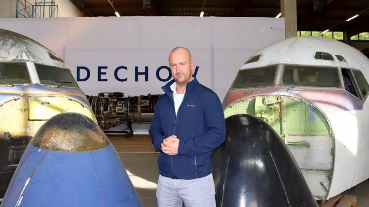 Auktionsleiter Jens-Peter Franz zwischen den Cockpits der historischen Boeing-Maschinen aus Hamburg (links) und Berlin.