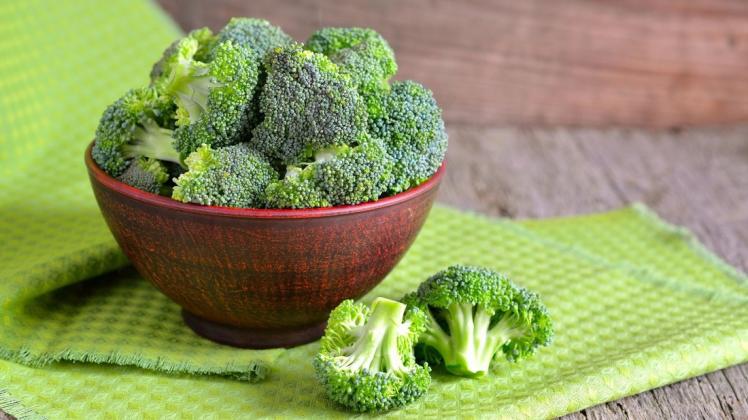 Frischer Brokkoli hat eine dunkelgrüne bis blaugrüne Farbe.