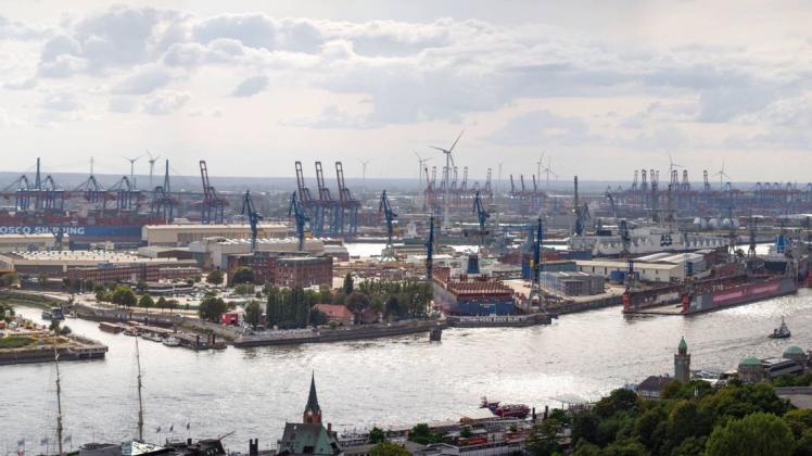 Wo geht die Reise hin? Blick auf die Umschlaganlagen des Hamburger Hafens.
