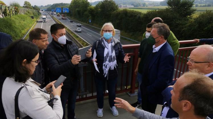 Annegret Gutendorf zeigte den Bundestagskandidaten Manuel Gava und Thomas Klein auf der Autobahnbrücke am Paradiesweg, wie sehr die Anwohner in Nahne unter dem Lärm der A 30 leiden.