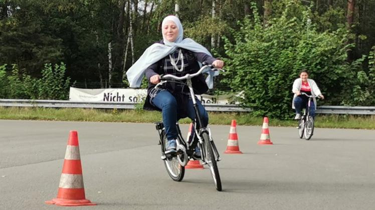 Stück für Stück zur neuen Freiheit: Mobilität gewinnen die Migrantinnen durch Erlernen des Fahrradfahrens.