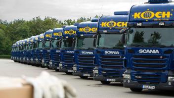 Blaue Flotte: Koch International hat Zugriff auf 350 Fahrzeuge, davon über 100 eigene Zugmaschinen.
