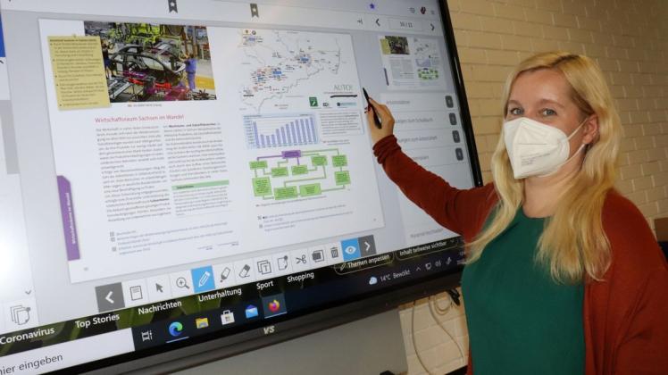 Vielfältige Einsatzmöglichkeiten bietet das neue Smartboard an der Realschule Dissen. Eine davon ist die Online-Verfügbarkeit sämtlicher Unterrichtswerke der Realschule, wie Lehrerin Ilona Ghoulam demonstriert.