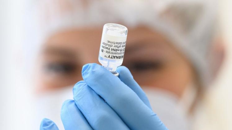 Eine medizinische Mitarbeiterin der Kassenärztlichen Vereinigung Sachsen bereitet eine Impfung vor.