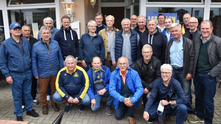 Legenden unter sich: Ehemalige Spieler des VfB Oldenburg und des SV Atlas Delmenhorst trafen sich auf Initiative des SVA-Fans Bert Drewes (vorn, Zweiter von links).