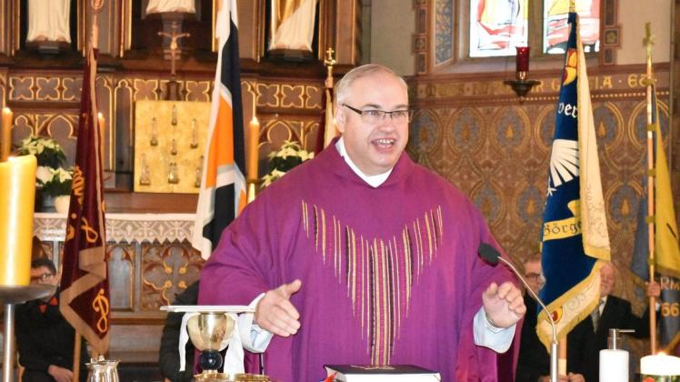 Nach mehr als 40 Jahren in der Pfarreiengemeinschaft St. Barbara kehrt Pfarrer Karl-Heinz Santel in seine Geburtsstadt Nordhorn zurück.