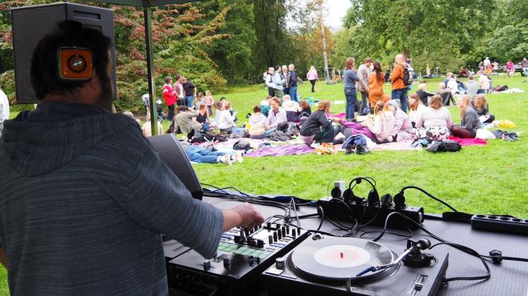 DJ Eike vom Tiefenrausch legte beim Open Air Event im Bürgerpark Soulmusik von Vinylplatten auf.  Foto: Tom Bullmann
