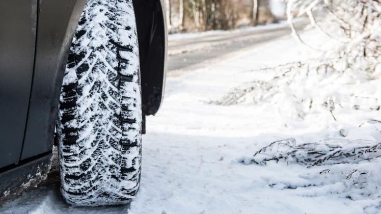 Winterreifen sollten im Herbst aufs Auto montiert werden, um gegen Nässe und Schnee gerüstet zu sein.